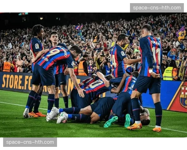 现场：卢顿主场雨战中，看台球迷高歌鼓舞球队