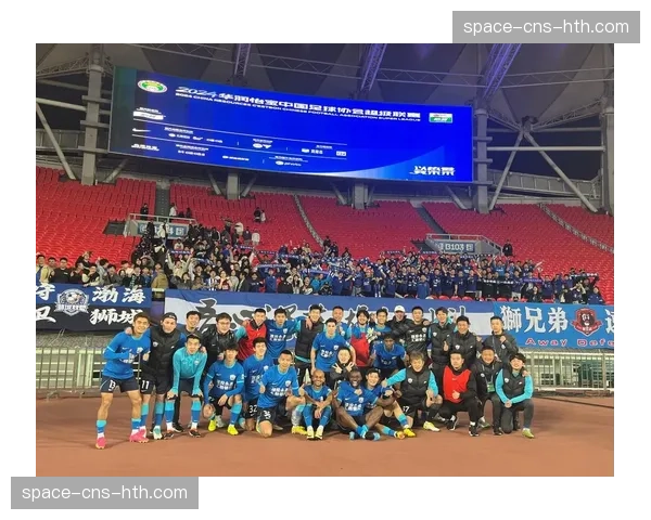 特写：沧州雄狮老将赛后冰敷双腿，其单场覆盖面积仍列联赛同位置前三