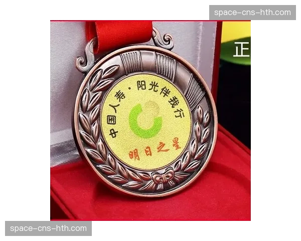 花絮：颁奖典礼上，奖牌得主们交换纪念徽章，展现场上对手场下友谊