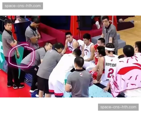 郭士强指导场边激烈指挥，衬衫已被汗水浸透